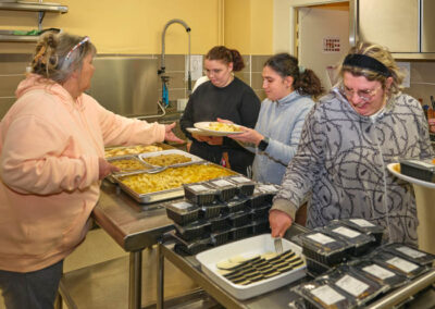 La distribution joyeuse des repas continue