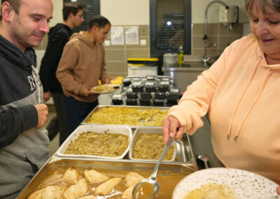 Distribution des repas comme dans un self.