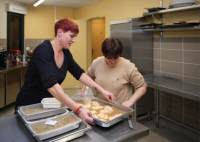 Résidente et monitrice préparent le réchauffage du poulet.