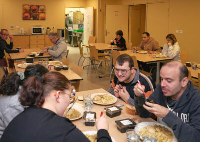 Repas dans la salle collective du FAH