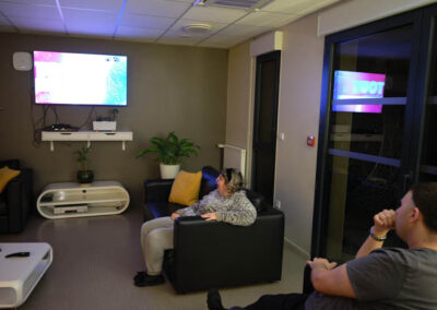 Moment de détente dans la salle multi-médias du FAH
