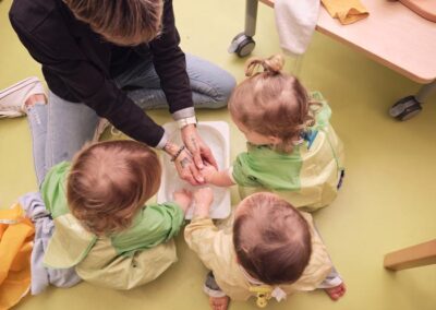 On se lave les mains après la peinture à la crèche du Viaduc