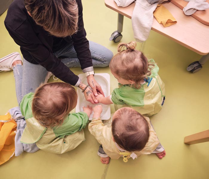 On se lave les mains après la peinture à la crèche du Viaduc