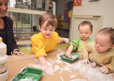 Peindre avec les mains, c'est un régal à la crèche du Viaduc