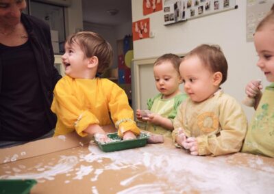 J'ai le droit de mettre les mains dans la peinture à la crèche du Viaduc