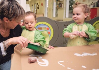 Choix des outils et découverte de la peinture à la crèche du Viaduc