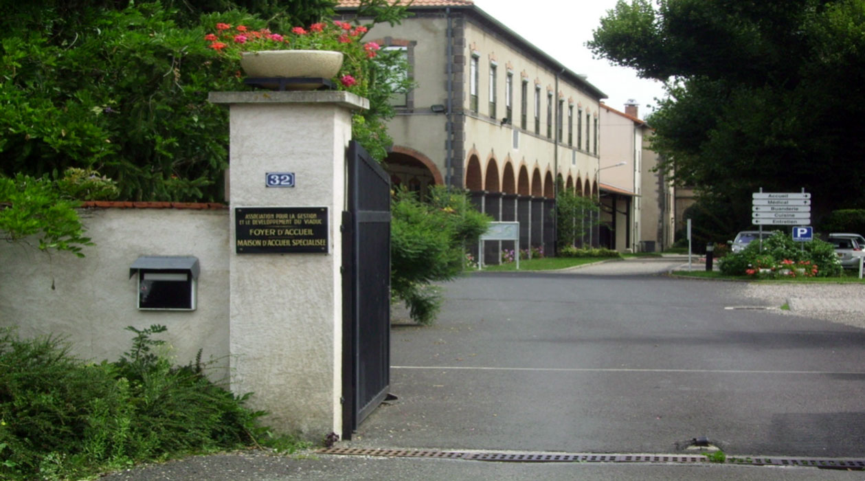 Portail d'entrée de l'établissement spécialisé de Cellule