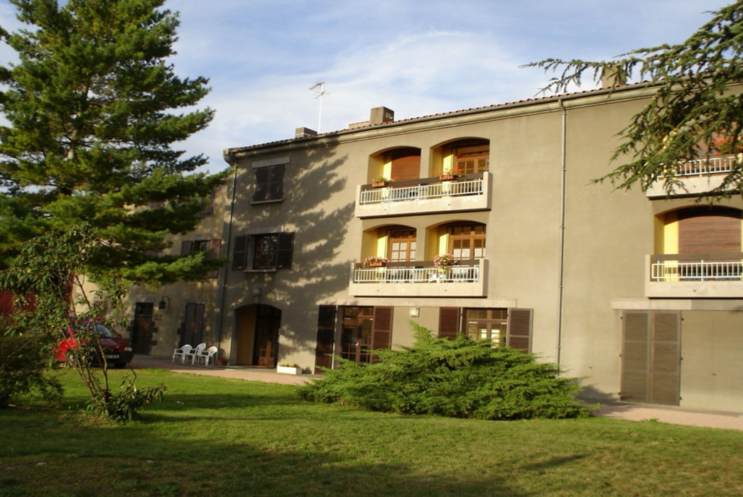 façade et jardin du foyer d'hébergement à Ménétrol