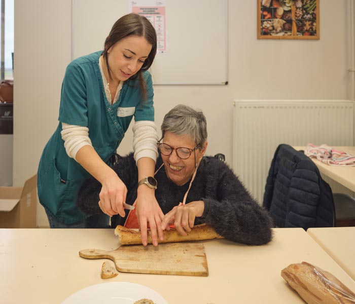 on coupe le pain à l'atelier culinaire de l'EAM