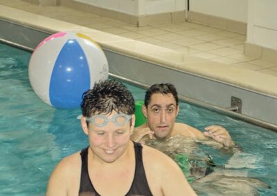 duo avec ballon dans la piscine du FOI
